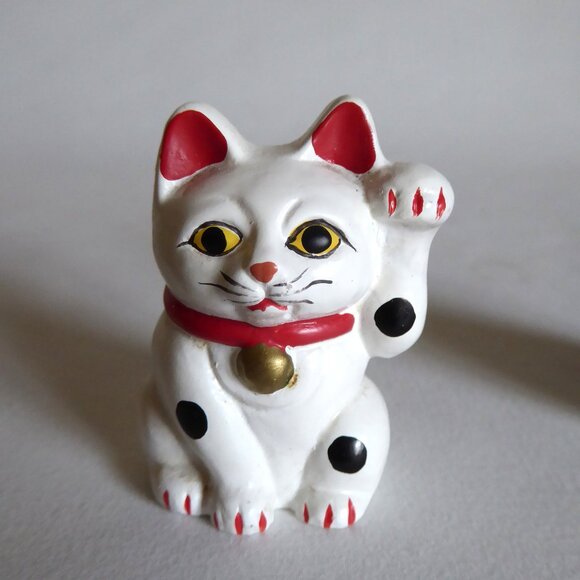 VINTAGE NEW JAPANESE JAPAN 2” HAND PAINTED MANEKI NEKO LUCKY CAT FIGURE SET - Picture 2 of 8